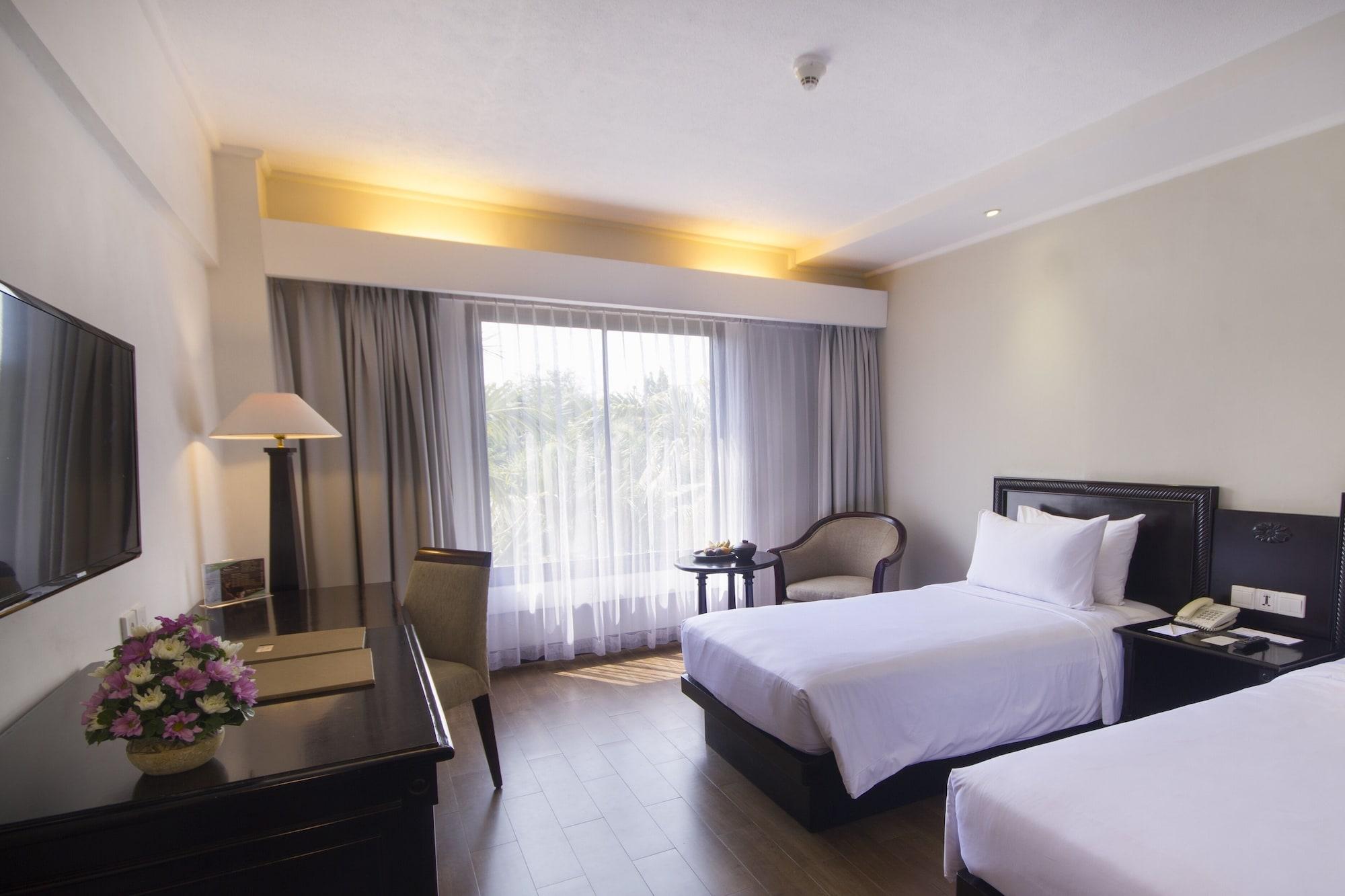 Santika Hotel 3*